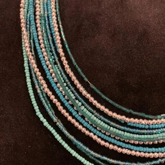 Beads  and silvertone set - Picture 2 of 7